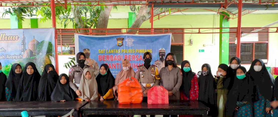 Suasana berbagi Satlantas Polres Pinrang.