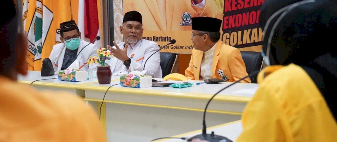 Ketua DPD I Golkar Sulsel Taufan Pawe menerima Pengurus DPW PKS Sulsel saat meyambangi Kantor DPD I Golkar Sulsel, Jalan Amanagappa, Kamis, 29 April 2021.