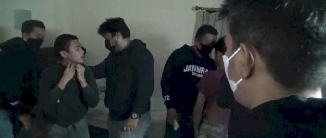 Penangkapan begal saat pesta seks di sebuah kamar hotel di Makassar.