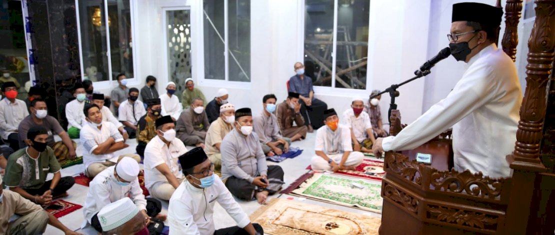 Wali Kota Makassar Danny Pomanto salat meresmikan masjid Al Harun Ar Rasyid.