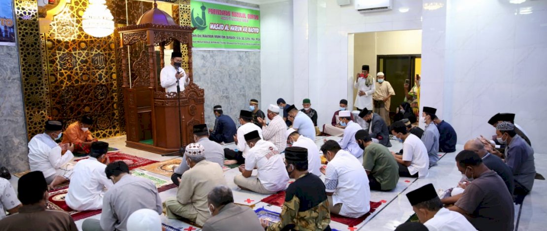 Wali Kota Makassar Danny Pomanto salat meresmikan masjid Al Harun Ar Rasyid.