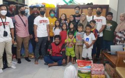 Komunitas fun football Kattikatti FC Berbagi Takjil dan Sembako