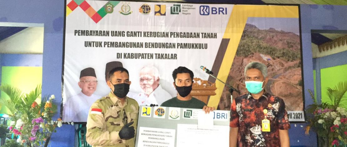 Suasana penyerahan ganti rugi lahan Bendungan Pamukkulu Takalar.