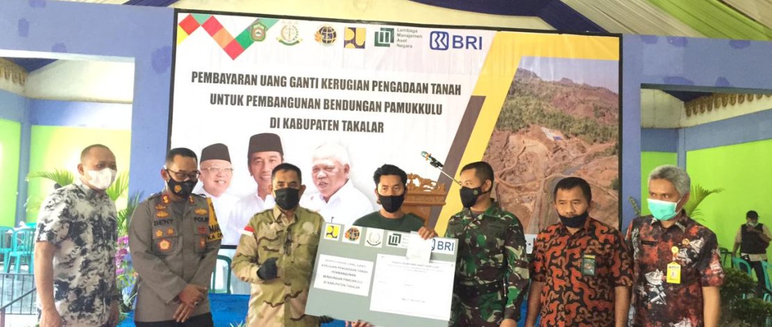 Suasana penyerahan ganti rugi lahan Bendungan Pamukkulu Takalar.