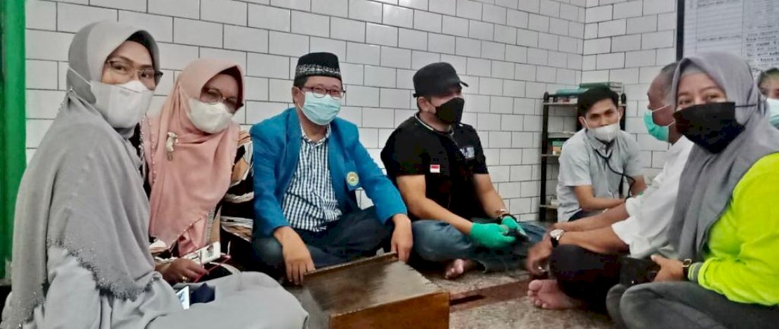 Tim Peduli Ramadhan UIM dipimpin Rektor UIM Dr Majdah M Zain.