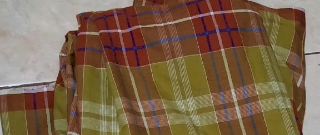 Barang bukti sarung dan celengan masjid.