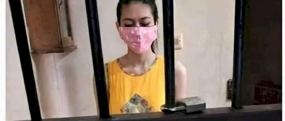 Nani Aprilliani barang bukti, serta Bandiman dan istrinya memperlihatkan foto putranya.