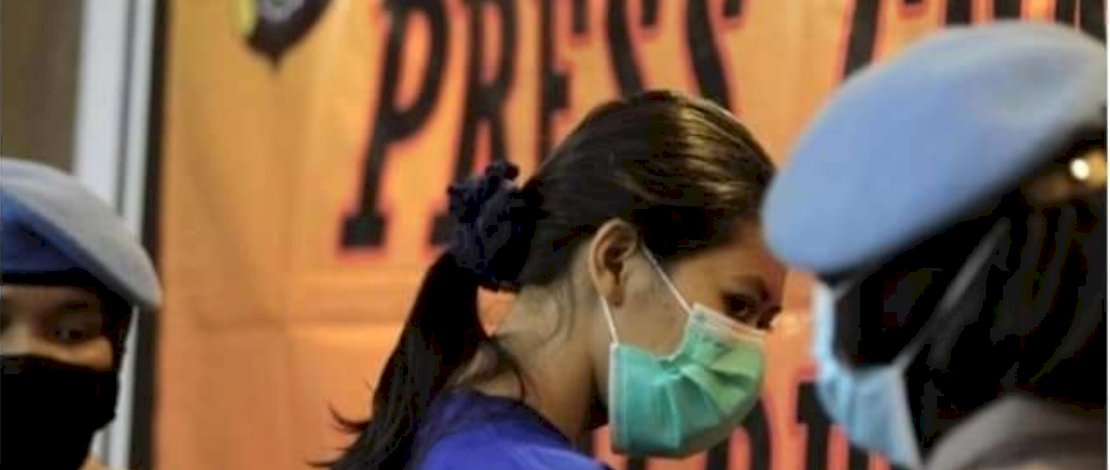 Nani Aprilliani barang bukti, serta Bandiman dan istrinya memperlihatkan foto putranya.