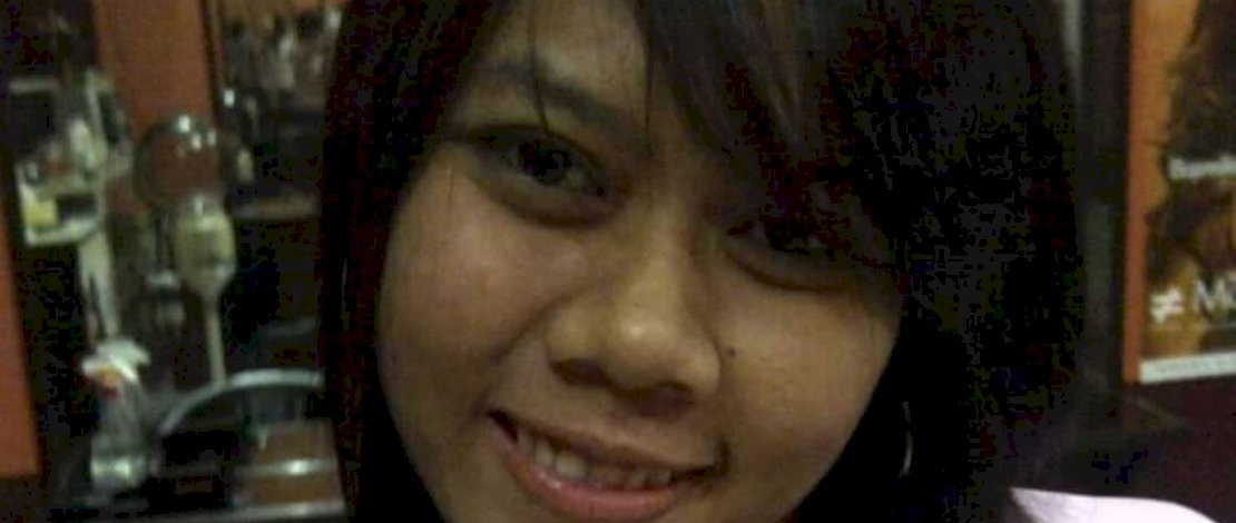 Nani Aprilliani barang bukti, serta Bandiman dan istrinya memperlihatkan foto putranya.