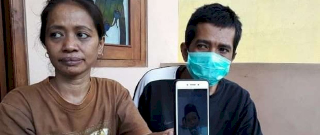 Nani Aprilliani barang bukti, serta Bandiman dan istrinya memperlihatkan foto putranya.