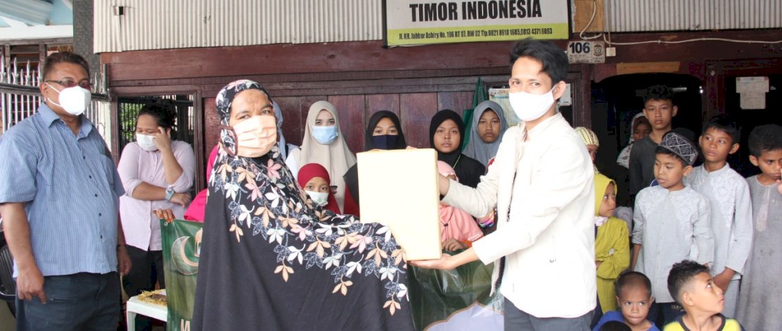 Aksi berbagi Kalla Beton.