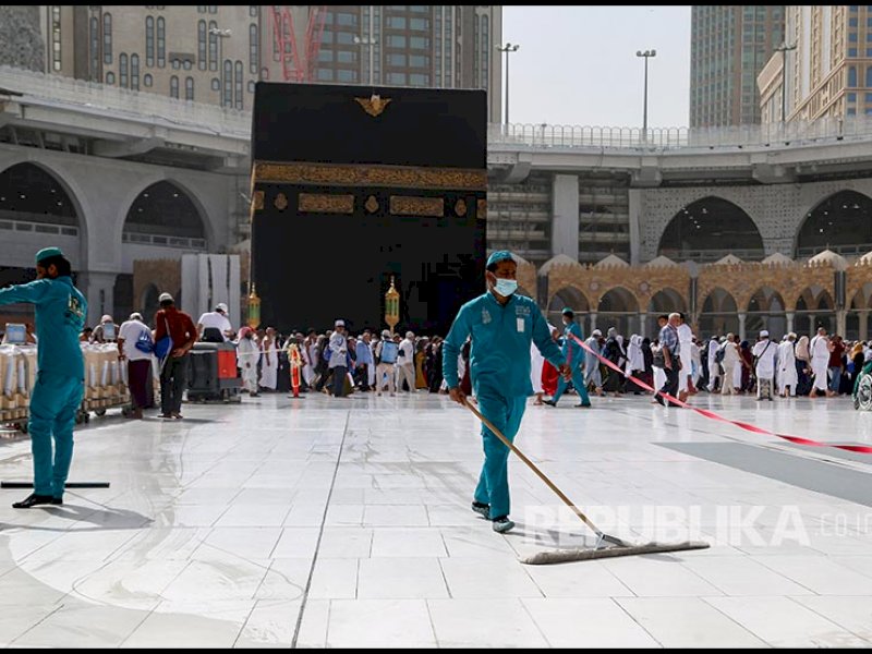 Selama Ramadan, Masjidil Haram Gunakan 70 Ribu Liter Disinfektan Setiap Harinya