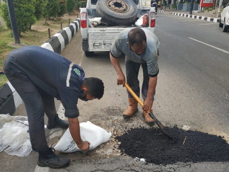 MCC Berinisiatif Tambal Jalan Berlubang di Makassar