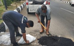 MCC Berinisiatif Tambal Jalan Berlubang di Makassar