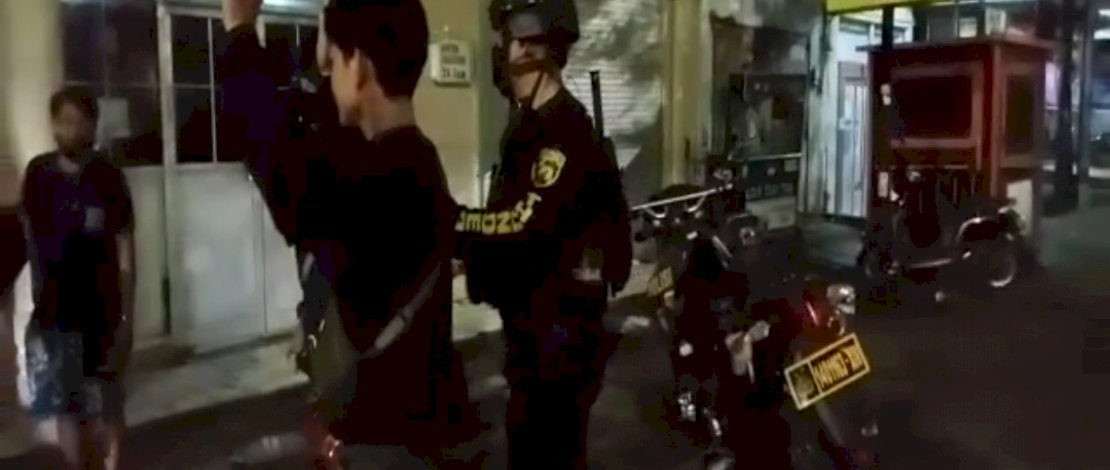 Tim Thunder Polda Sulsel menangkap lima pemuda yang bertransaksi obat terlarang.