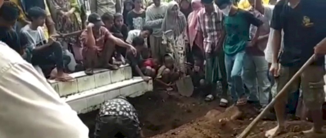 Makam di Bulukumba dibongkar karena jenazah tertukar.