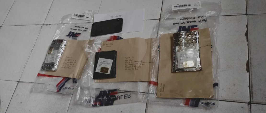 Pelaku dan barang bukti.
