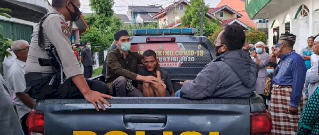 Tangkapan layar pemukulan imam masjid dan pelaku saat ditangkap.