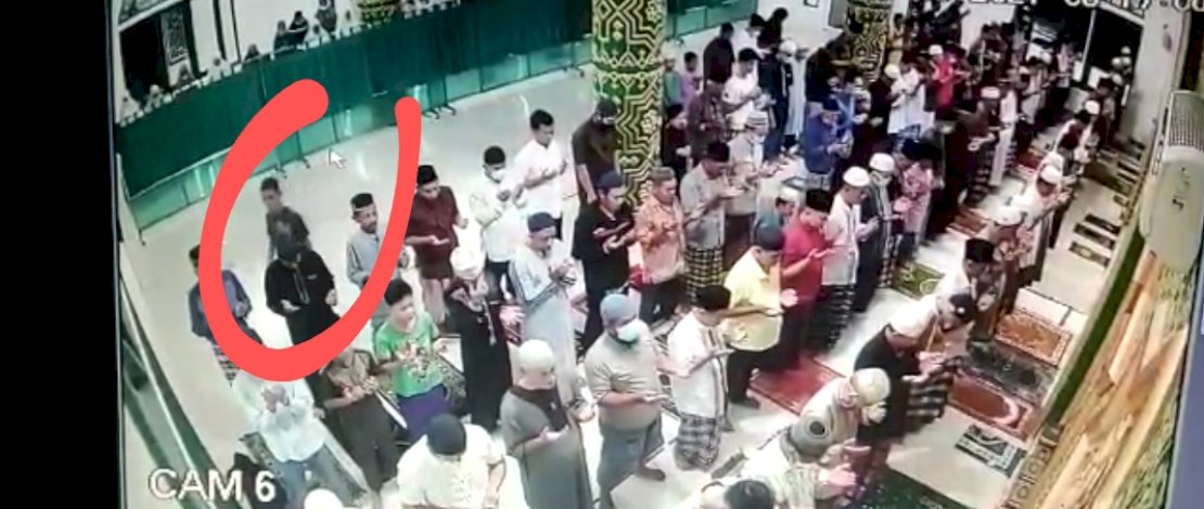 Tangkapan layar pemukulan imam masjid dan pelaku saat ditangkap.