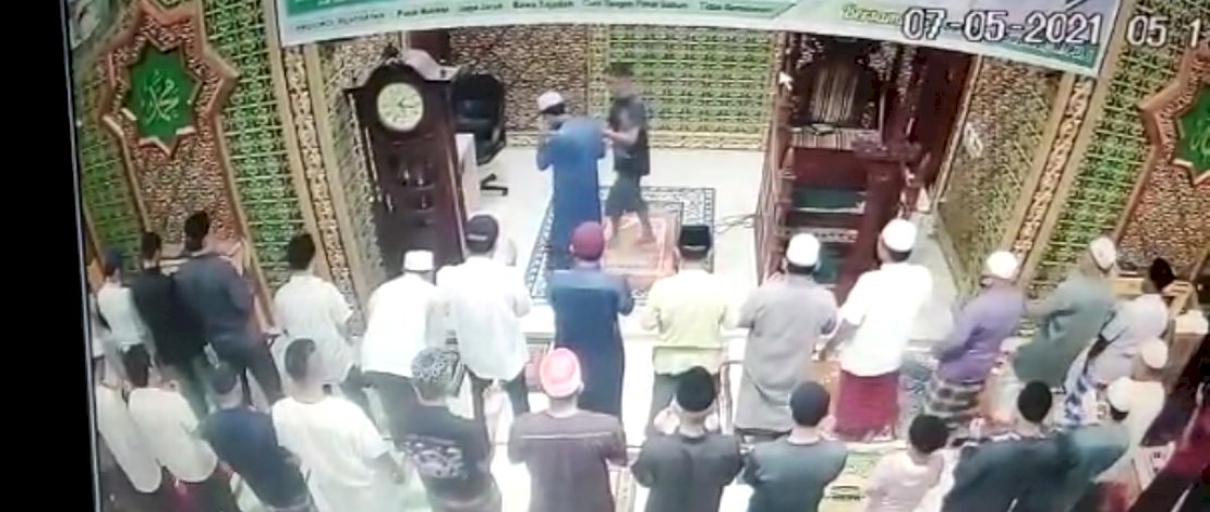 Tangkapan layar pemukulan imam masjid dan pelaku saat ditangkap.