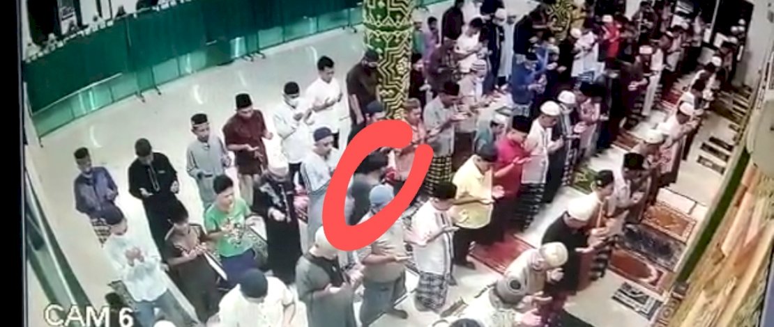 Tangkapan layar pemukulan imam masjid dan pelaku saat ditangkap.