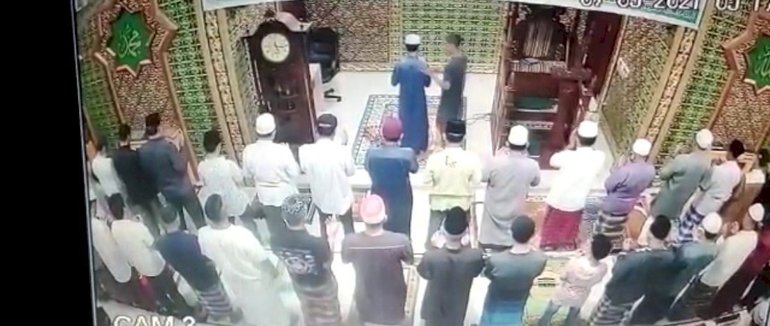 Tangkapan layar pemukulan imam masjid dan pelaku saat ditangkap.
