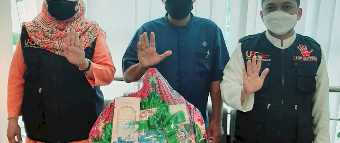 Plt Lurah Suangga, Suryadi (tengah), saat melaporkan pemberian parsel yang dia terima.