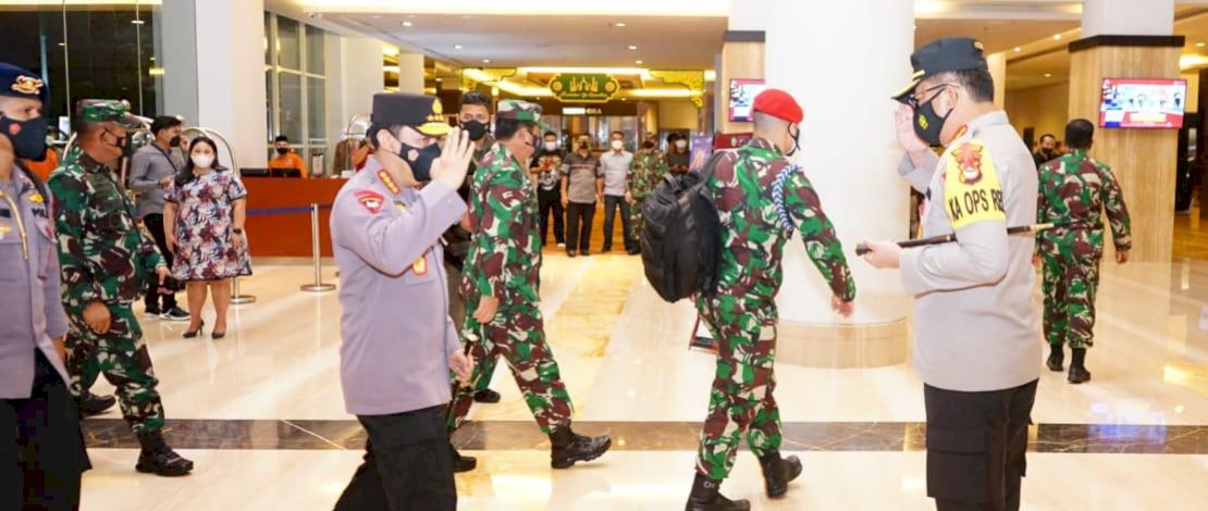 Suasana penyambutan Kapolri di lobi Hotel Claro Makassar.