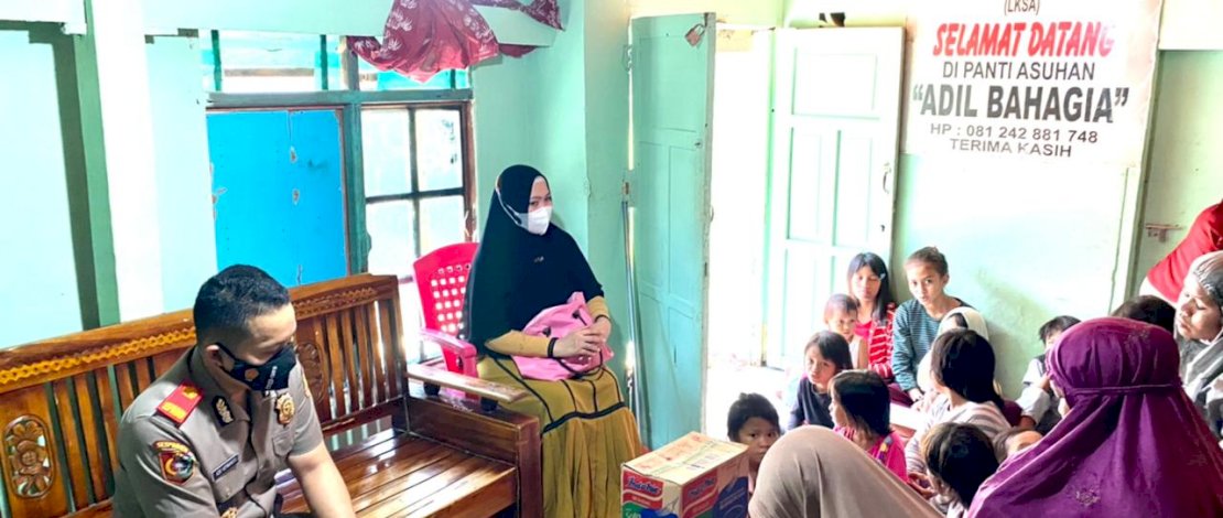 Kompol Ade Hermanto saat berkunjung ke Panti Asuhan Adil Bahagia Jl Toddopuli I Makassar.