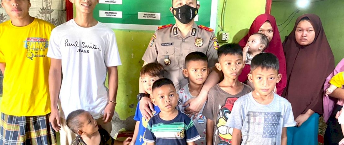 Kompol Ade Hermanto saat berkunjung ke Panti Asuhan Al Muallaf.