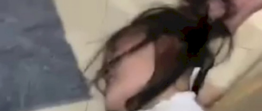 Tangkapan layar video dua gadis berkelahi.