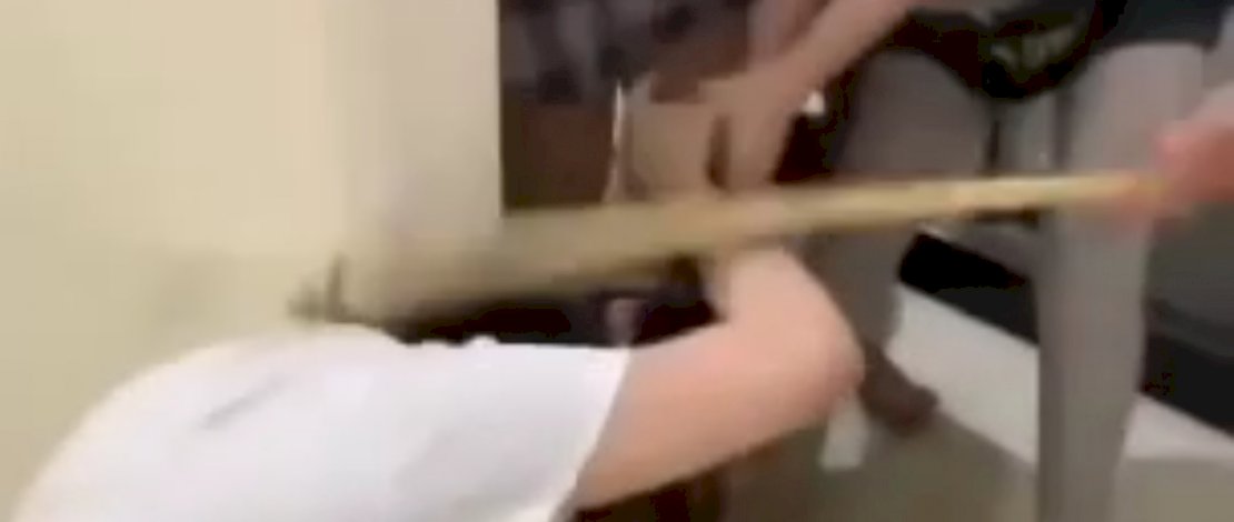 Tangkapan layar video dua gadis berkelahi.