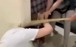 Video Dua Gadis Makassar Saling Jambak Viral, Satu Terkapar Dihantam Gagang Sapu