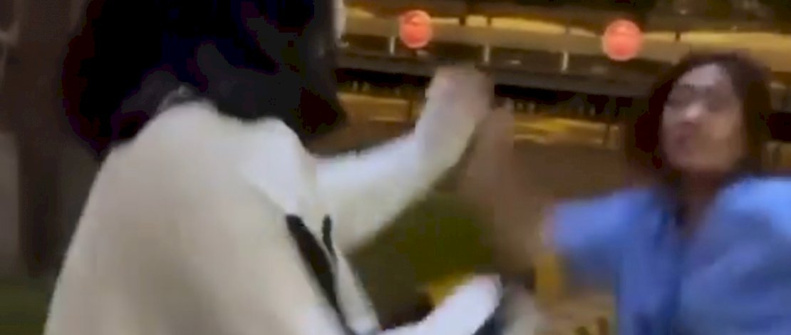 Tangkapan layar video dua gadis berkelahi.