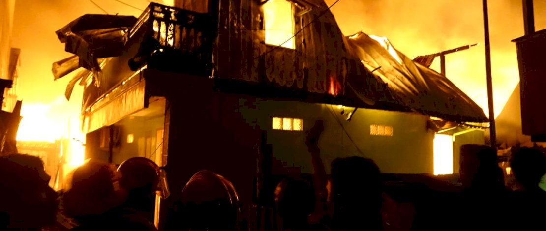 Kebakaran di Jl Tinumbu Makassar dini hari tadi.