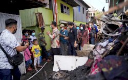 Bawa Bantuan, Pagi-pagi Plt Gubernur Sulsel Sisir Lokasi Kebakaran di Tinumbu