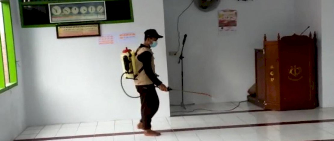 Penyemprotan disinfektan di masjid Parepare.