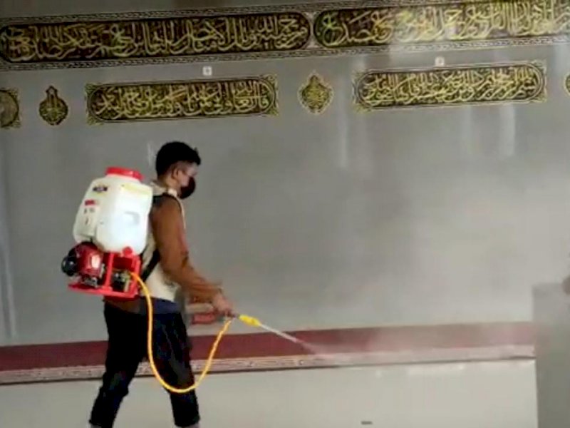 PGRI dan Pramuka Peduli Parepare Semprot Disinfektan Masjid