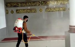 PGRI dan Pramuka Peduli Parepare Semprot Disinfektan Masjid