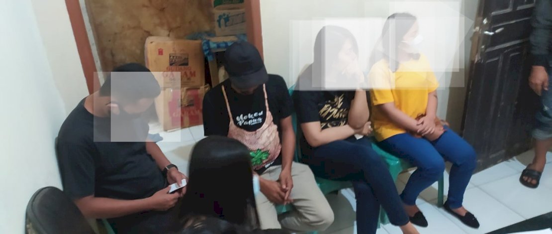 Pasangan mesum yang diamankan di Wisma Benhil.