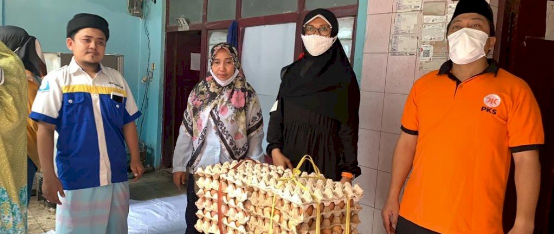 Sri Rahmi Ikut Bantu Korban Kebakaran di Kelurahan Layang