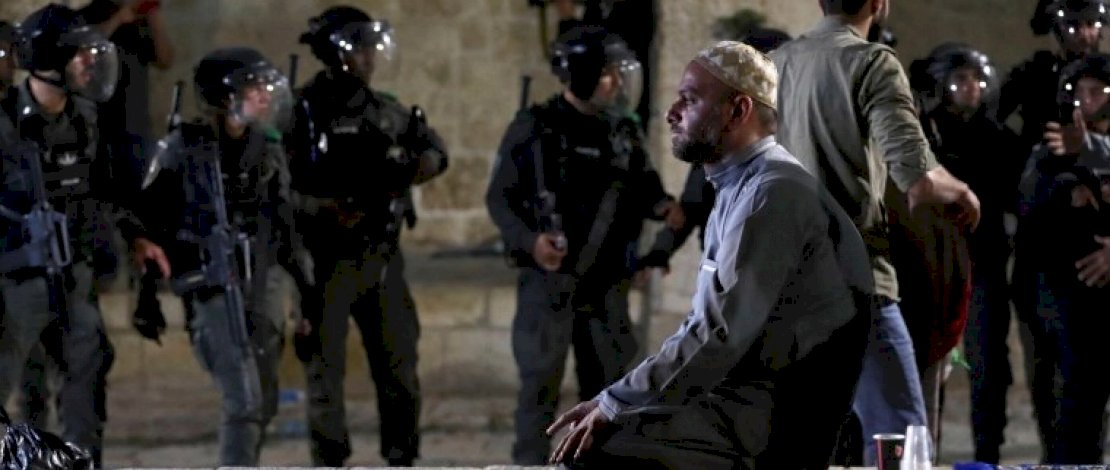 Seorang pria Palestina melaksanakan shalat saat polisi Israel berkumpul di kompleks Masjid Al-Aqsa [Ammar Awad / Reuters]