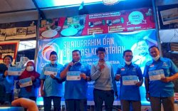 DPC Gelora Tamalanrea Menyerahkan E-KTA Bagi Anggota Baru