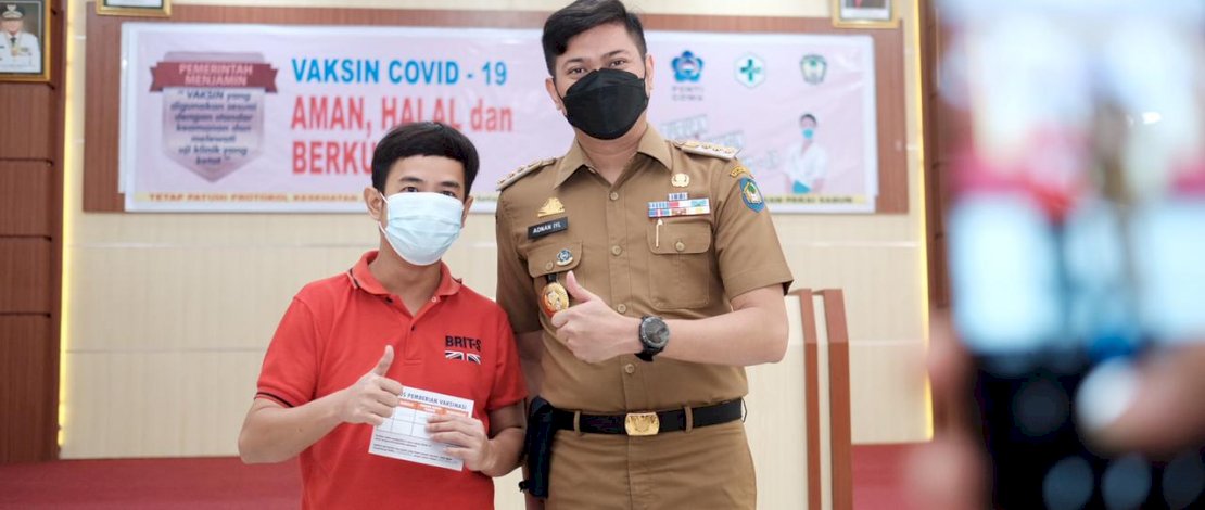 Bupati Gowa, Adnan Purichta Ichsan memantau vaksinasi warga Tionghoa.