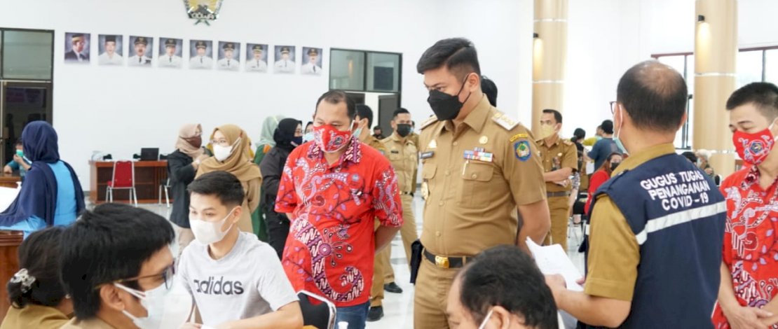 Bupati Gowa, Adnan Purichta Ichsan memantau vaksinasi warga Tionghoa.