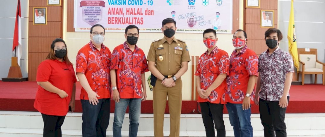 Bupati Gowa, Adnan Purichta Ichsan memantau vaksinasi warga Tionghoa.