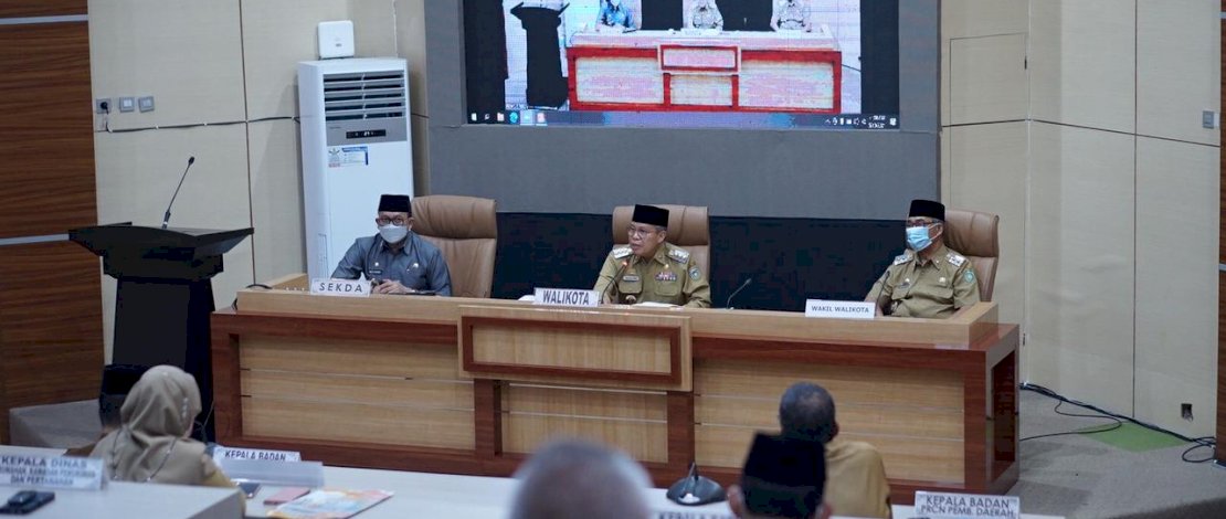 Wali Kota Parepare, Taufan Pawe (tengah), mencecar para kepala SKPD seputar persiapan lebaran yang nyaman dan aman.