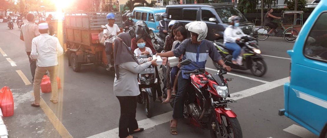 Forum Kontrak Honorer Indonesia (FKHI) Pemkot Makassar Gelar Berbagi Takjil