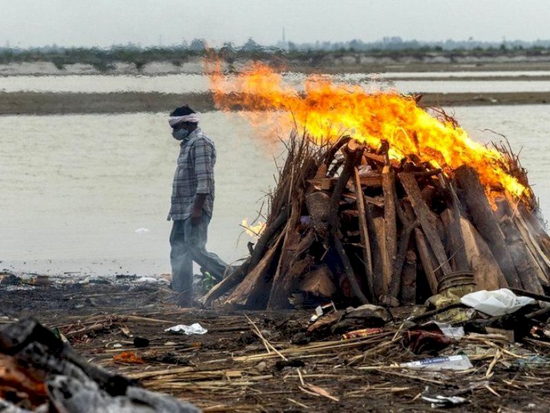 Puluhan Mayat Ditemukan di Tepi Sungai Gangga, Diduga Korban Covid
