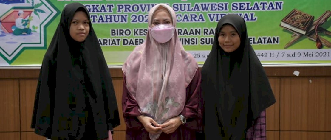 Bupati Indah Putri Indriani di antara para hafizah.